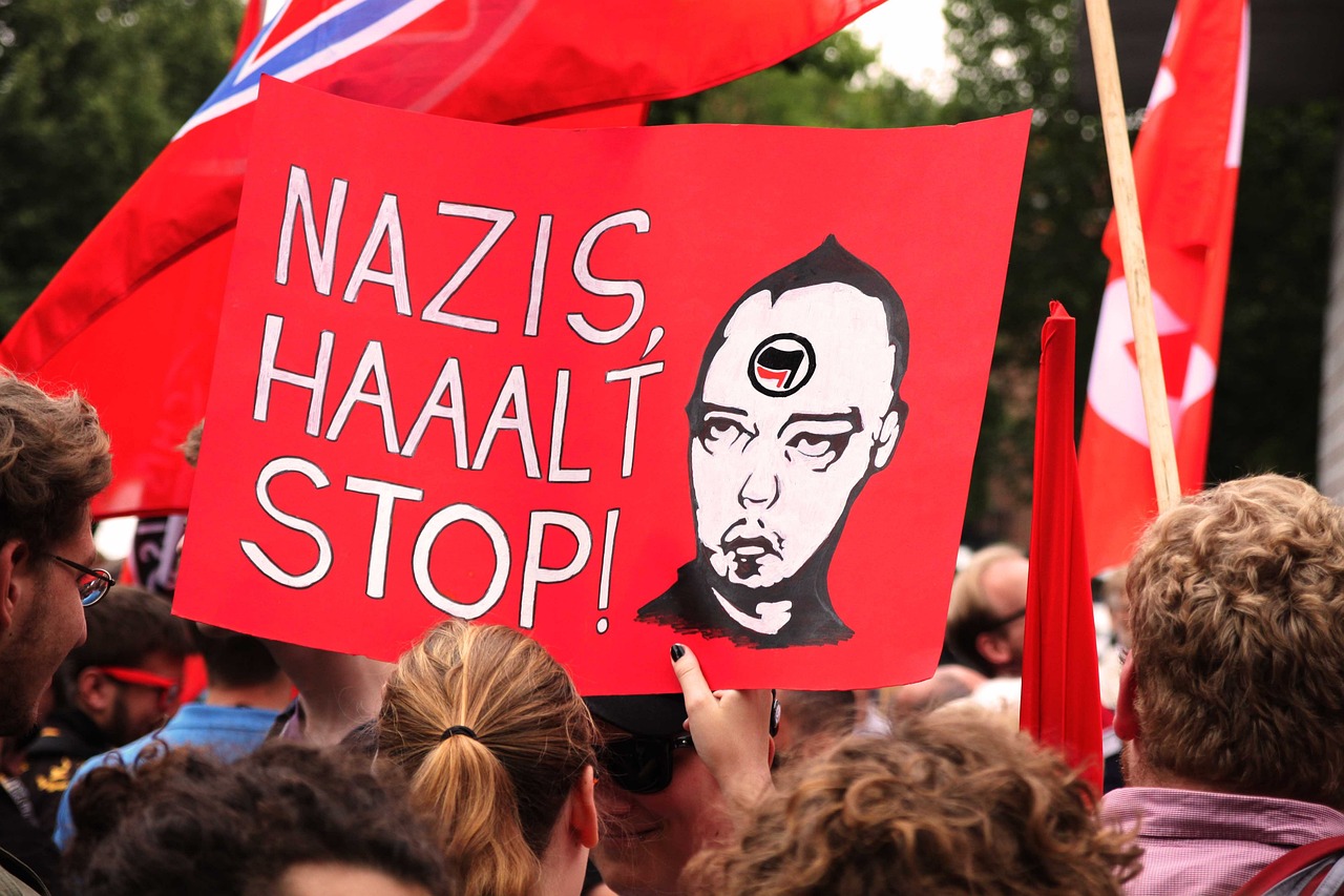 Faschismus: Reichsflaggen wehen in Duisburg – was macht die Polizei?