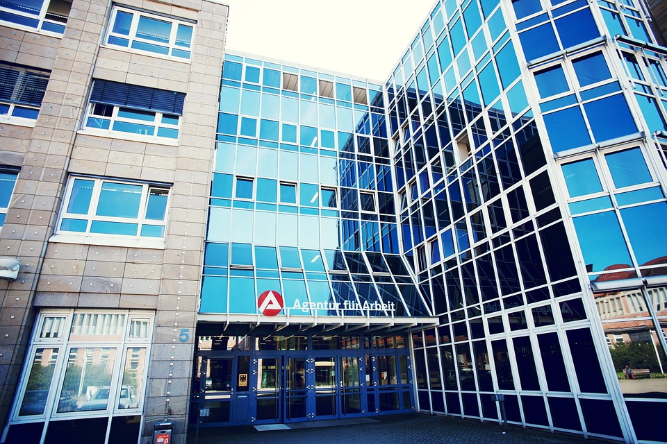 Beben bei Großunternehmen: 30.000 Stellen gestrichen