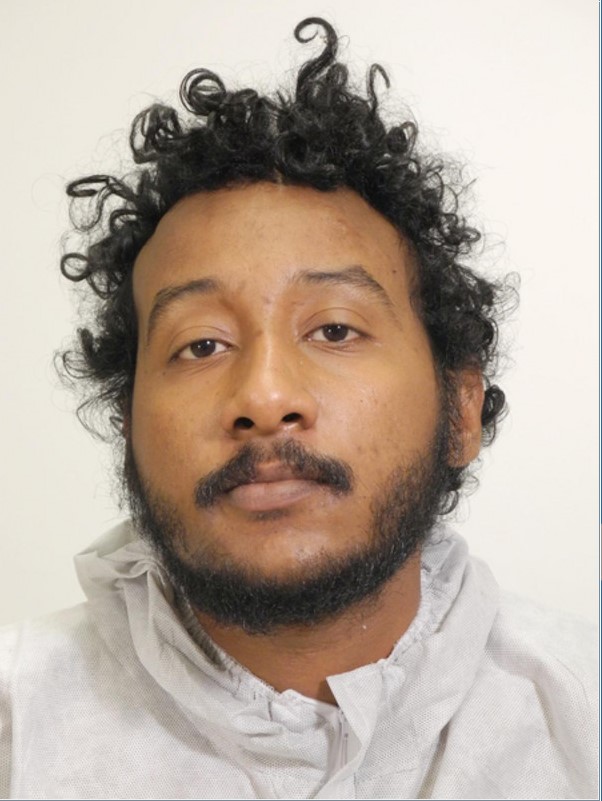 Gefährlicher Mörder aus geschlossener Psychiatrie entkommen – Polizei warnt Bevölkerung eindringlich