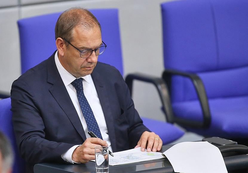 Otte wirft Russland “kriegsähnliche Handlungen” gegen Nato vor