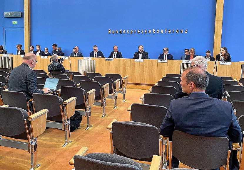 Bundesregierung blickt unbesorgt auf Vertrauensfrage in Paris