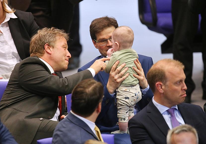 Babys im Bundestag: Klöckner will Abgeordneten mit Kind helfen