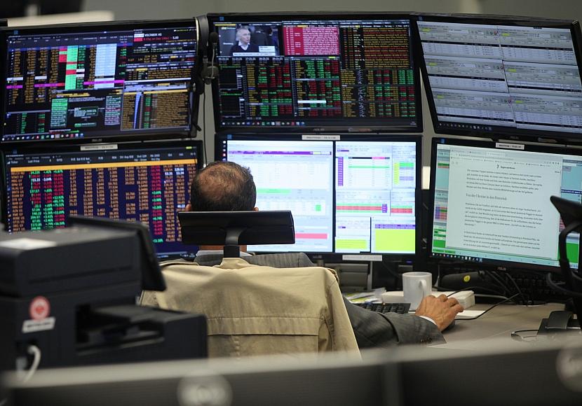 Dax startet im Plus – Anleger warten ab