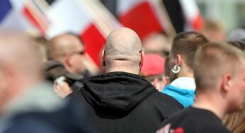 Behörden fahnden nach 535 Rechtsextremisten