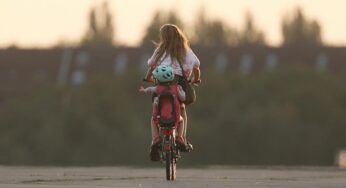 Studie: Finanzielle Sorgen belasten Eltern in Erziehungsrolle