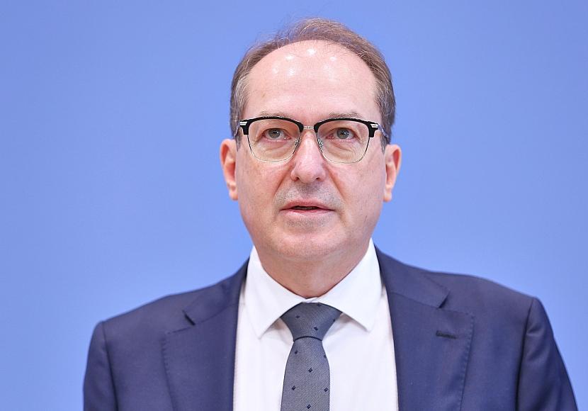 Dobrindt sieht sinkende Asylzahlen als Erfolg der neuen Regierung