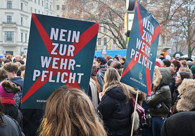 Junge Leute protestieren in vielen Städten gegen neuen Wehrdienst