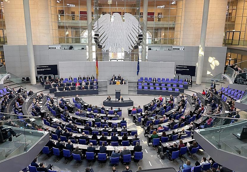 Knigge-Chef mahnt besseres Benehmen im Bundestag an