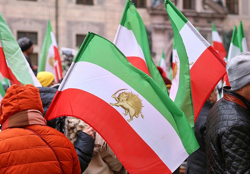 Merz und Macron rufen iranische Behörden zu Gewaltverzicht auf