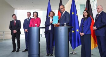 EFI-Gutachten: Expertenkommission übergibt Empfehlungen an Kanzler