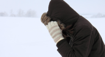 Schulkinder klettern im Schneesturm in den Alpen