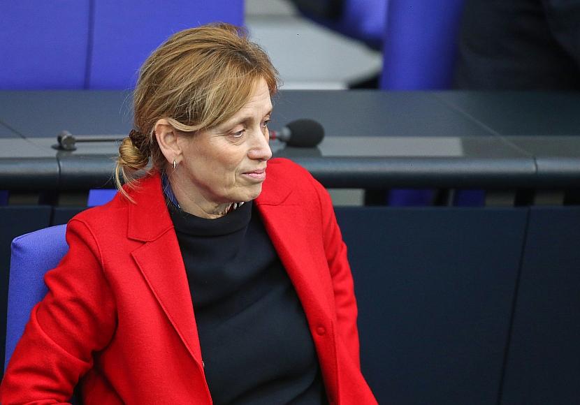 Prien baut Programm „Demokratie leben“ grundlegend um