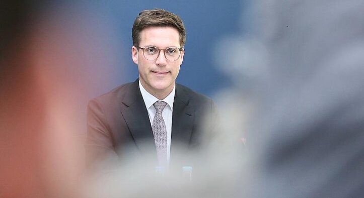 Alice Schwarzer erteilt Manuel Hagel Absolution – „kein Sexismus“