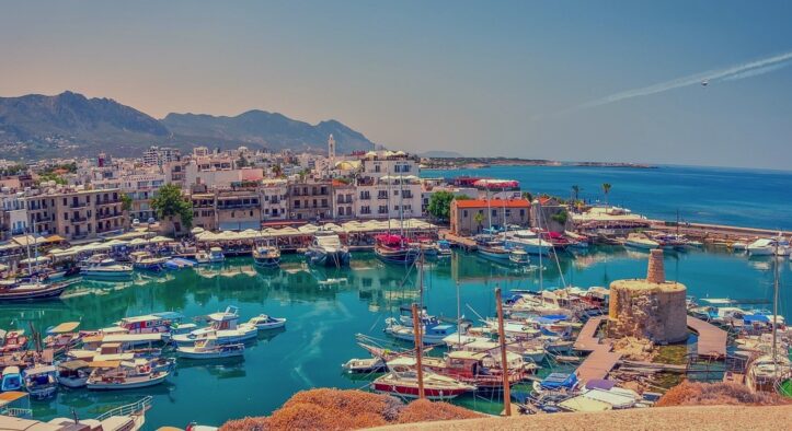 Beliebtes europäisches Urlaubsziel unter Beschuss: Verteidigung und Evakuierung werden vorbereitet