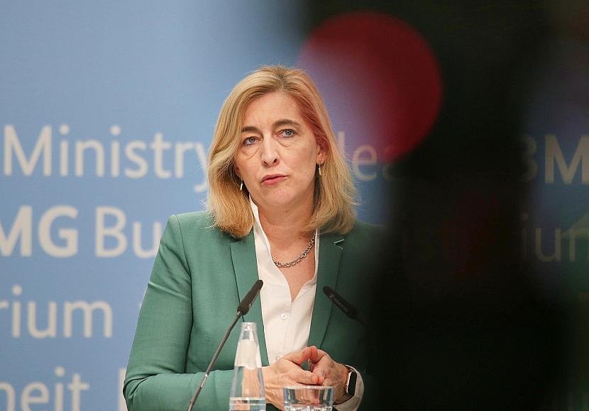 Warken stellt sinkende Krankenkassenbeiträge in Aussicht