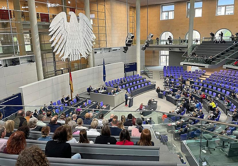 Bundestag beschließt „Tankrabatt“ und 1.000-Euro-Prämie