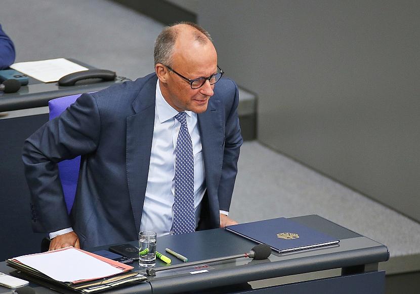 Ipsos: Grüne weiter vor SPD, Zufriedenheit mit Kanzler Merz sinkt
