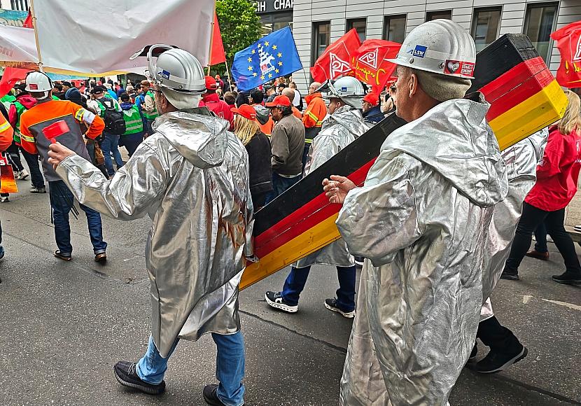 Rund Tausend Teilnehmer bei Stahldemo in Berlin