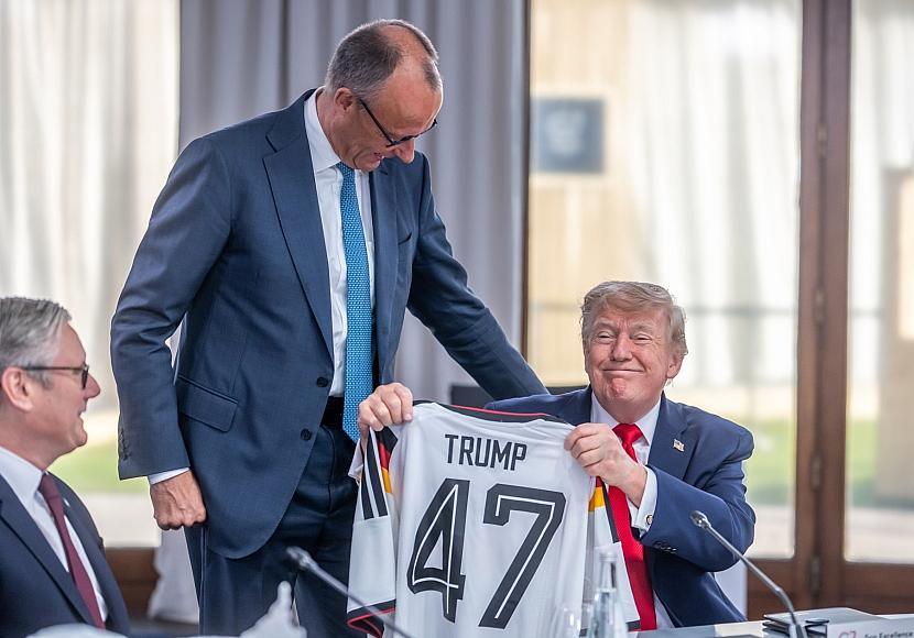 Merz schenkt Trump Deutschlandtrikot
