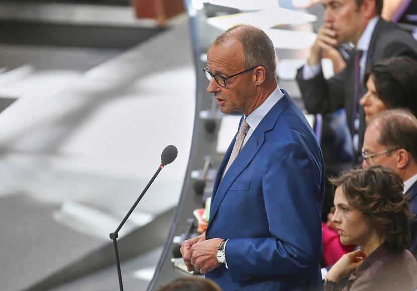 Merz wirbt im Bundestag für Rentenreform