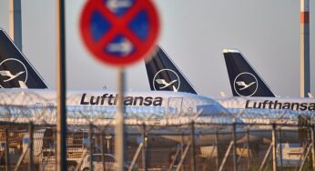Lufthansa-Maschine fällt am Frankfurter Flughafen auf die Nase