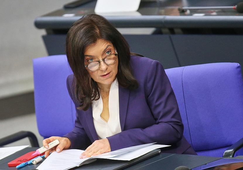 Kellner wirft Reiche „Berater-Luxus“ vor