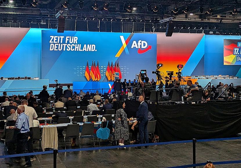 AfD-Parteitag trotz massiver Proteste pünktlich gestartet