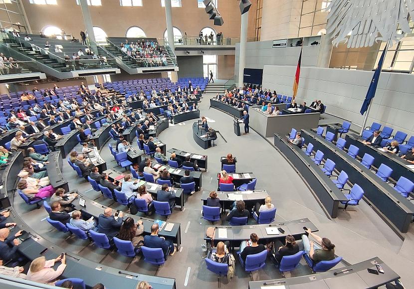 Bundestag stimmt für Krankenkassen-Sparpaket