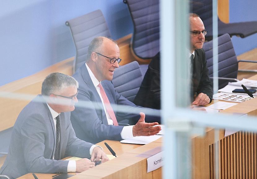 Merz gibt sich vor Hauptstadtpresse selbstzufrieden