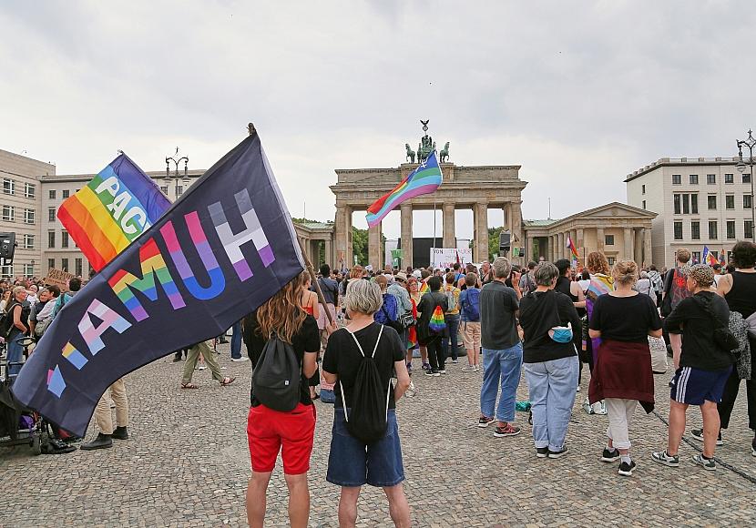Hunderte trauern nach CSD-Anschlag am Brandenburger Tor
