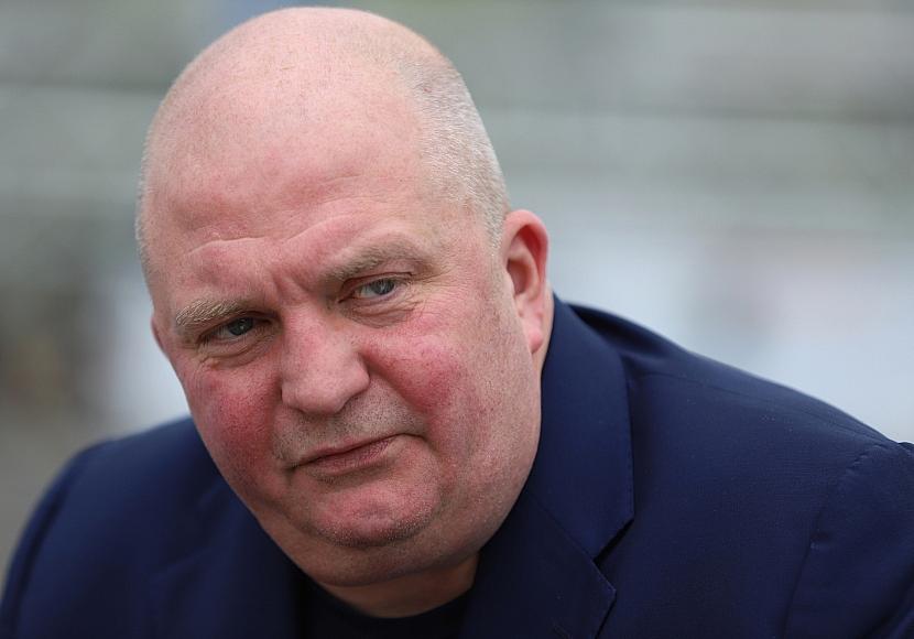 Moderator Thadeusz verteidigt Kulturstaatsminister Weimer