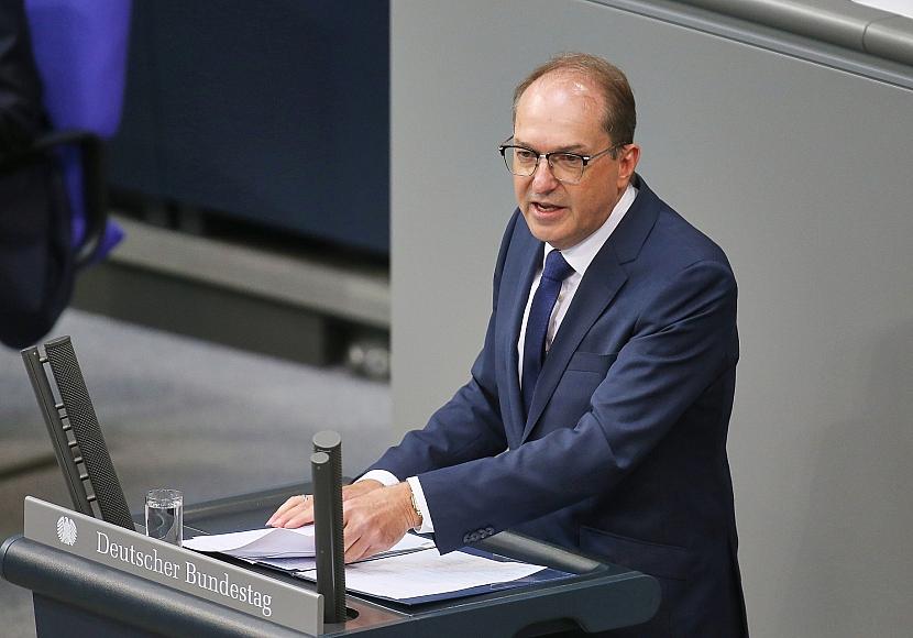 Dobrindt wirbt für „aktive Sicherheitspolitik“