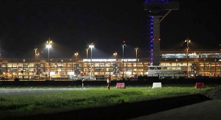 Drohnensichtung führt zu Luftraumsperrung am Flughafen BER
