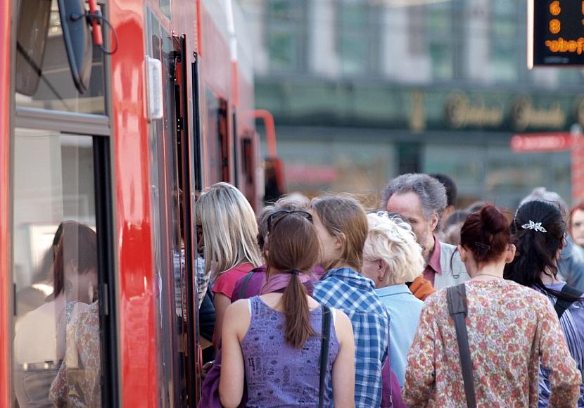 Anzahl der Fahrgäste im Nahverkehr mit Bahnen und Bussen gestiegen