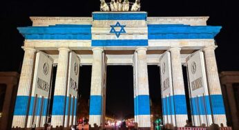 Brandenburger Tor in den Farben Israels angestrahlt