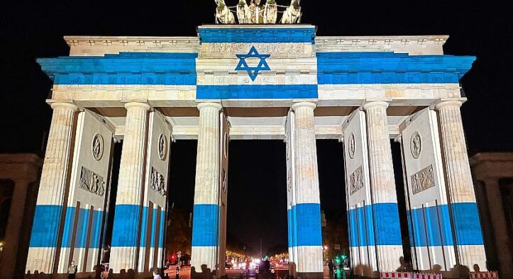 Brandenburger Tor in den Farben Israels angestrahlt